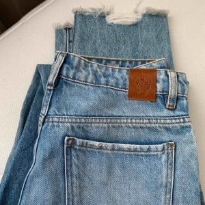  -  jeans som sitter skjut snygg på Bild 3 är en liknande passform. . Endast använd en gång  nu passar dem inte mig längre hade inte sålt annars. Dom passar en 36 -38 men inte någon mellan 38 till 40. Ordinarie pris 599 mitt pris 200 frakt tillkommer 