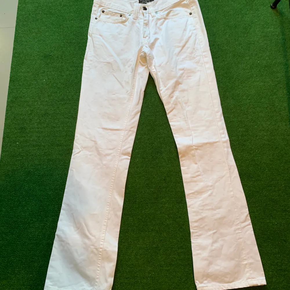 Vintage OG Acne jeans Dam ⠀⠀⠀⠀⠀⠀⠀⠀⠀⠀⠀⠀ Condition: 8/10 Storlek: 28/32 mid optic Pris: 200kr. Jeans & Byxor.
