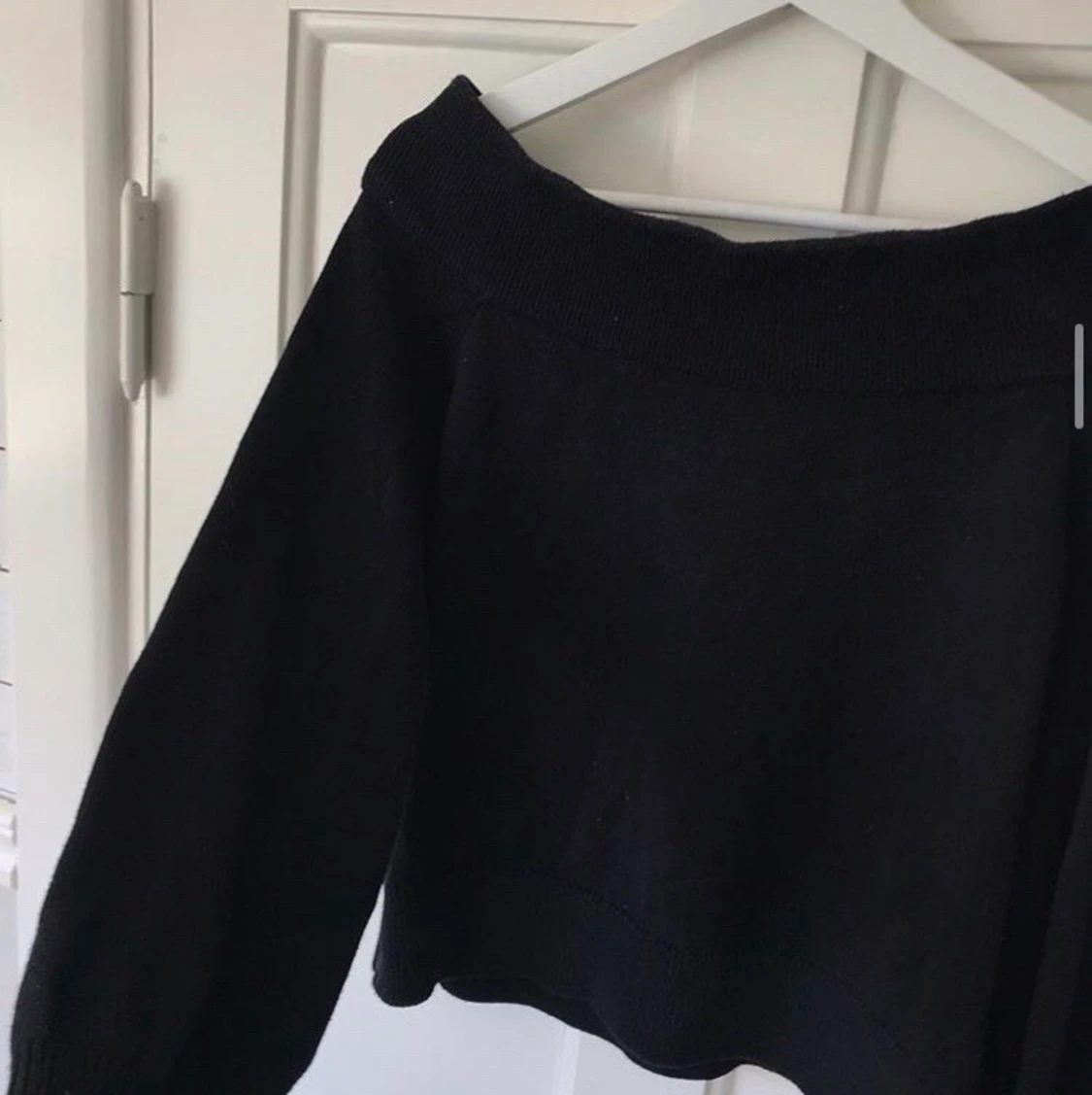 Svart stickad off shoulder tröja