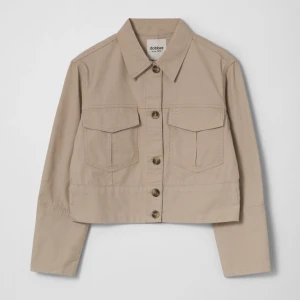 Jacka från Dobber Stl XS - Filippa shacket från Dobber är en kort jacka i ekologisk bomull. Har aldrig användst och är i fint skick Frakten ingår inte i priset och kostar ca 70 kr. Nypris 699 kr 