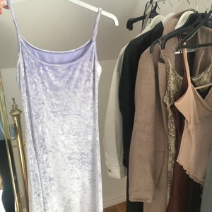 Lilac klänning  - Finaste 90s klänningen i ljuslila sammet. Använd typ en gång av mig men köpt second hand.