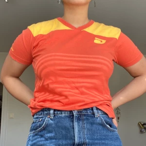 Vintage Diesel T-shirt - Skitsnygg orange vintage Diesel t-shirt. Fint skick förutom att själva trycker på bröstet är lite fult. Frakt tillkommer♥️