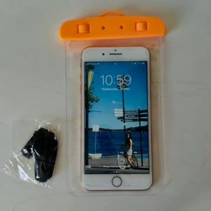 Vattentät mobilväska - Vattentät mobilväska för smartphone. 100% nytt.  Hämtas i Storskogstorget, Näckrosen T Eller frakt: 10kr