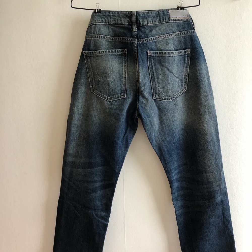 Jättefina jeans. Är dock för små för mig. Knappt använda. Kan hämtas i Malmö, är lite osäker på exakt fraktkostnad.. Jeans & Byxor.