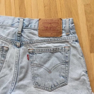 Helt nya levis shorts!! - Säljer dessa levis shorts eftersom de är lite för stora för mig, endast använda en gång! Hör av er för fler frågor eller fler bilder. Kan hämtas upp i centrala stockholm eller skickas, men då står du för frakten! 🥰🥰
