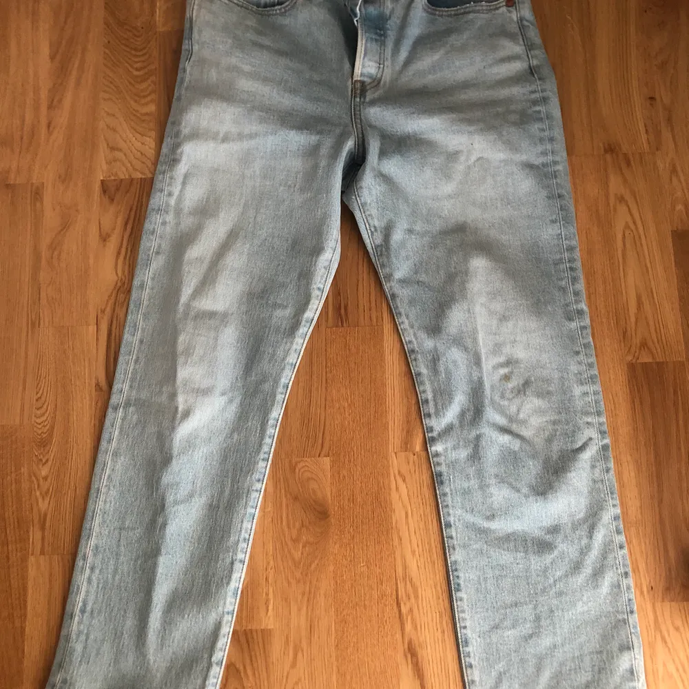 Säljer mina helt oanvända jeans från Levis! Storlek 29. Passform: momfit. Jeans & Byxor.