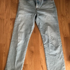 Levis jeans  - Säljer mina helt oanvända jeans från Levis! Storlek 29. Passform: momfit