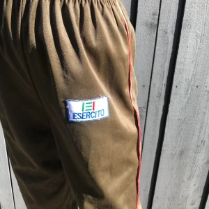 Mjukisbyxor - Supermysiga mjukisbyxor köpta från humana. Köparen står för frakten.🌞 står storlek M men har resår vid midjan så passar S (person på bild har S)