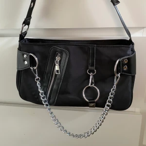 väska - Oanvänd väska som jag fått i present. Kedjan mitt på väskan går att ta av! Frakt INGÅR i priset✨