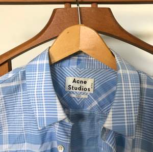 Skjorta från Acne, endast använd ett fåtal gånger!  Köparen står för frakten💘