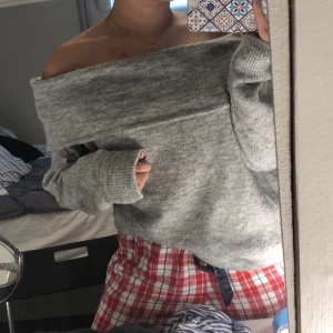 Stickad offshoulder - Jättemysig offshoulder. Den är i storlek L men jag har använt säkerhetsnålar för att göra den lite mindre över axlarna. Väldigt fint skick och använd sparsamt 