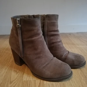 Klackskor st. 40 - Klackskor i mockaimitaton. Väl använda, men i bra skick. Eftersom jag har använd dem mycket så är klacken lite sliten vilket är anledningen till det låga priset. Tar endast swish. Köparen står för frakt, 63 kr. 