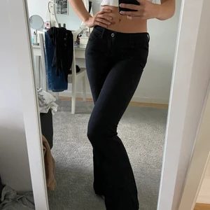 Svarta Bootcut 👖 🖤 - Snygga svarta lågmidjade bootcut jeans. Köpta på kappahl för några år sedan men endast använda några få gånger. 80kr+frakt