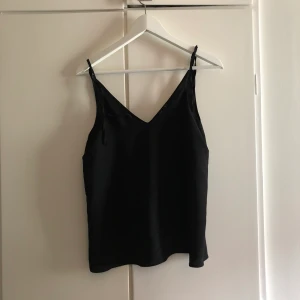 Linne i storlek 34 30 kronor  - Linne i fint skick och skönt material 