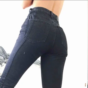 Jeans från monki - Supersnygga jeans från monki i en svart tvättad färg, snygga sömmar och skurning längst ner vid benen, passade tyvärr inte mig (bilderna är från tidigare säljare här på Plick)
