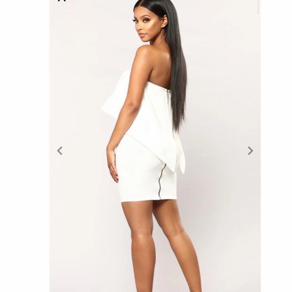 En vitt/studentklänning från FashionNova men en dragkedja bakifrån. Klänningen är i jätte bra skick , används bara några timmar, den är tvättat och ren. . Klänningar.