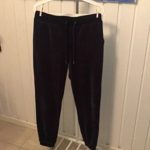 Marinblå mjukisbyxor - Marinblå med lila underton. Guldiga deltaljer med två broderade guldstjärnor på baksidan. 