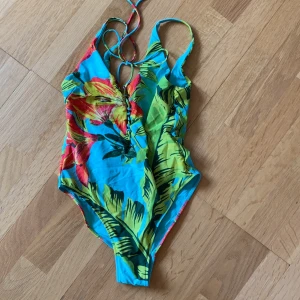 Baddräkt - Mönstrad baddräkt från Zara i high cut modell