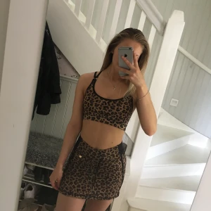 Leopardmönstrad sett. - Super sköna! Kjolen är som byxor inuti men ser ut som en kjol , svår beskrivet 🤣 aldrig använt.