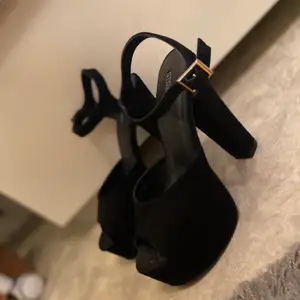 Säljer Nelly High heels. Endast använt en gång. Dom ser helt nya ut. Tyvärr storleken var lite för små. Dom är i Storlek 37