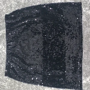 Kort paljettkjol  - Kort svart paljettkjol