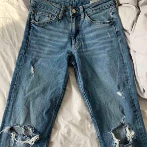 Säljer dessa jätte bekväma jeans, endast använda ett fåtal gånger, bra skick Nypris: 450kr