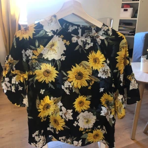 Blus från Gina Tricot - Superfin blus från gia tricot i storlek 34. Väldigt bra skick då den knappt är använd. Köparen står för frakten.