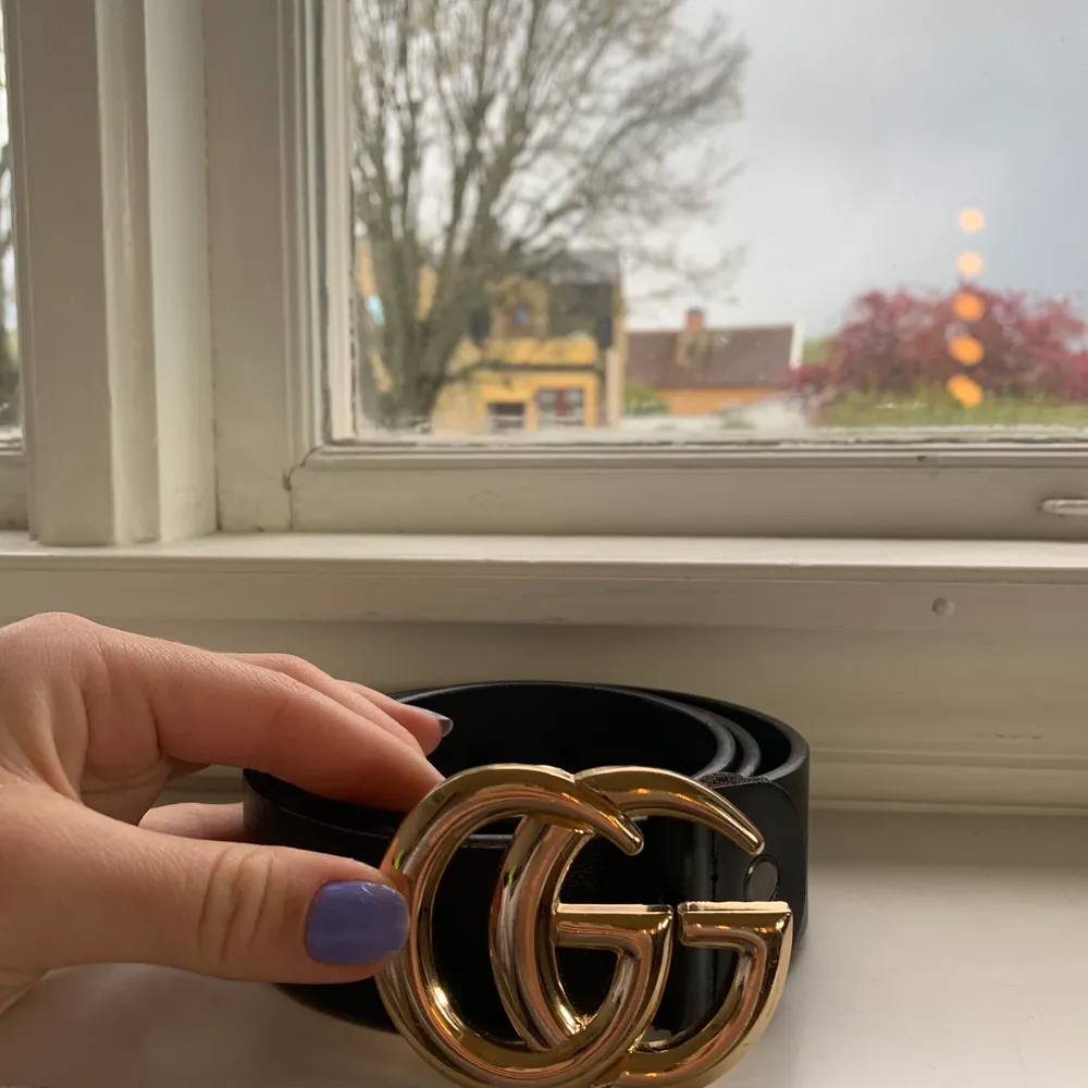 Gucci inspirerat skärp ( ej äkta alltså ). Använt ett fåtal gången, men säljer det då jag inte kommer få någon mer användning av det. Väldigt bra kvalite & ser väldigt äkta ut!! . Övrigt.