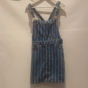 Jeans klänning  - En supersöt randig jeansklänning från HM. Knappt använd då den är förliten. Pris exl frakt🍉