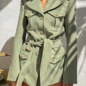 Perfekt vårjacka! - Säljer denna fina jacka från & other stories som är använd max 2 ggr. Färgen är pistage/ljusgrön. Önskas fler bilder är det bara att höra av sig. 