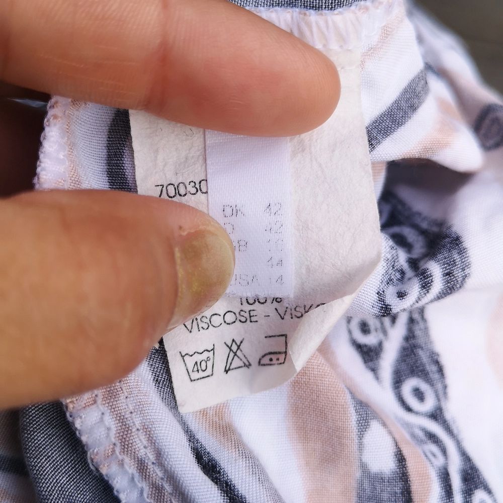 Så cool 90s tröja med mönster som stängs med knappar fram. Står storlek 42 om jag läser rätt, se bild 2. Frakten för denna ligger på 44 kr, samfraktar gärna! 😊👍. Skjortor.