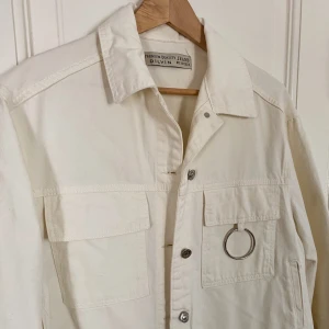 Croppad denim jacka - Säljer denna superfina denim jacka i storlek 36. Den är oversized, jag har vanligtvis storlek 38 och den sitter fint på. Jackan är ej använd, endast prövad. Spårbartfrakt på 63kr tillkommer ✨