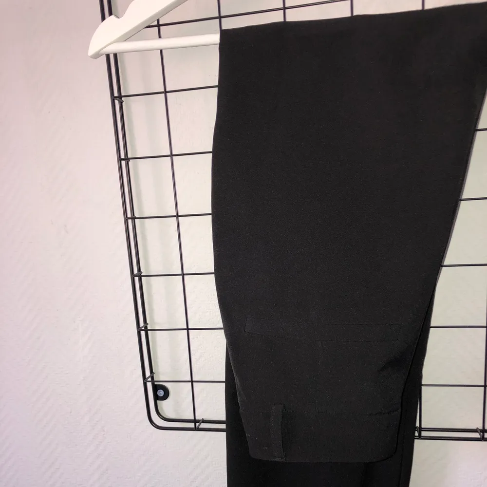 Jätte fina svarta kostym byxor från Na-kd i storlek 34,köptes för 399kr och säljes för 166kr(frakten ingår i priset) . Jeans & Byxor.