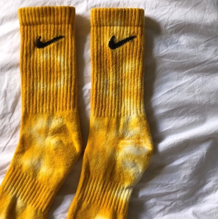 Egen gjorda tie-dye Nike strumpor, aldrig använda! Asfina🥺❤️. Accessoarer.