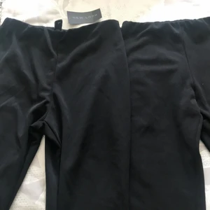 Flared pants - Säljer flared pants från New look. Den med lapparna kvar är strl: 36 o oanvänd. Den med utan lappar är strl 34, använd 1 gång (SÅLD). Frakt tillkommer. St/ 120kr