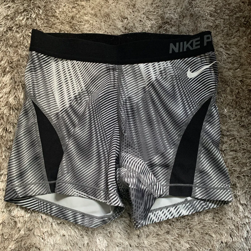 Nike PRO shorts, bra skick. Frakt tillkommer . Shorts.