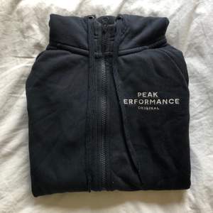 Marinblå hoodie från peak performance i storlek S, köpt på peak performance egna hemsida för ca 1300kr, använd ett par gånger men den har inga märken, fläckar osv🤍 pris kan diskuteras 