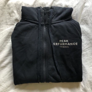 Marinblå peak performance hoodie  - Marinblå hoodie från peak performance i storlek S, köpt på peak performance egna hemsida för ca 1300kr, använd ett par gånger men den har inga märken, fläckar osv🤍 pris kan diskuteras 