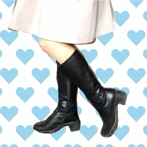 Svarta boots - Såååå snygga svarta boots! Säljer för att jag har ett annat likande par och behöver inte två! Så snygga till sommaren matchat med minikjol och trenchcoat! Köparen står för frakt 🍒