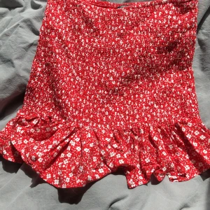 gullig röd kjol🌺 - jättefin kjol som jag köpte här på plick!! den passade tyvärr inte jättebra på mig så därför säljer jag vidare! det står M men den passar en S eller max en XS! FRAKT ingår i priset!!🌹🌹 hör av dig vid intresse⭐️