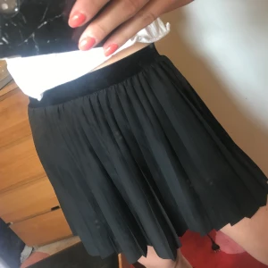 Räfflad kjol - Kjol från H&M storlek 36