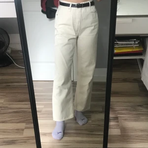 Beiga jeans - Ursnygga straight jeans från H&M. Perfekt ankellängd på en som är 155-160 cm. Storlek 36. Inga skavanker🤩