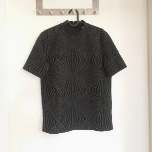 Partytopp - Supersnygg topp från VILA med glittrigt mönster och dragkedja i nacken, använd en gång. Hög kvalité🌻