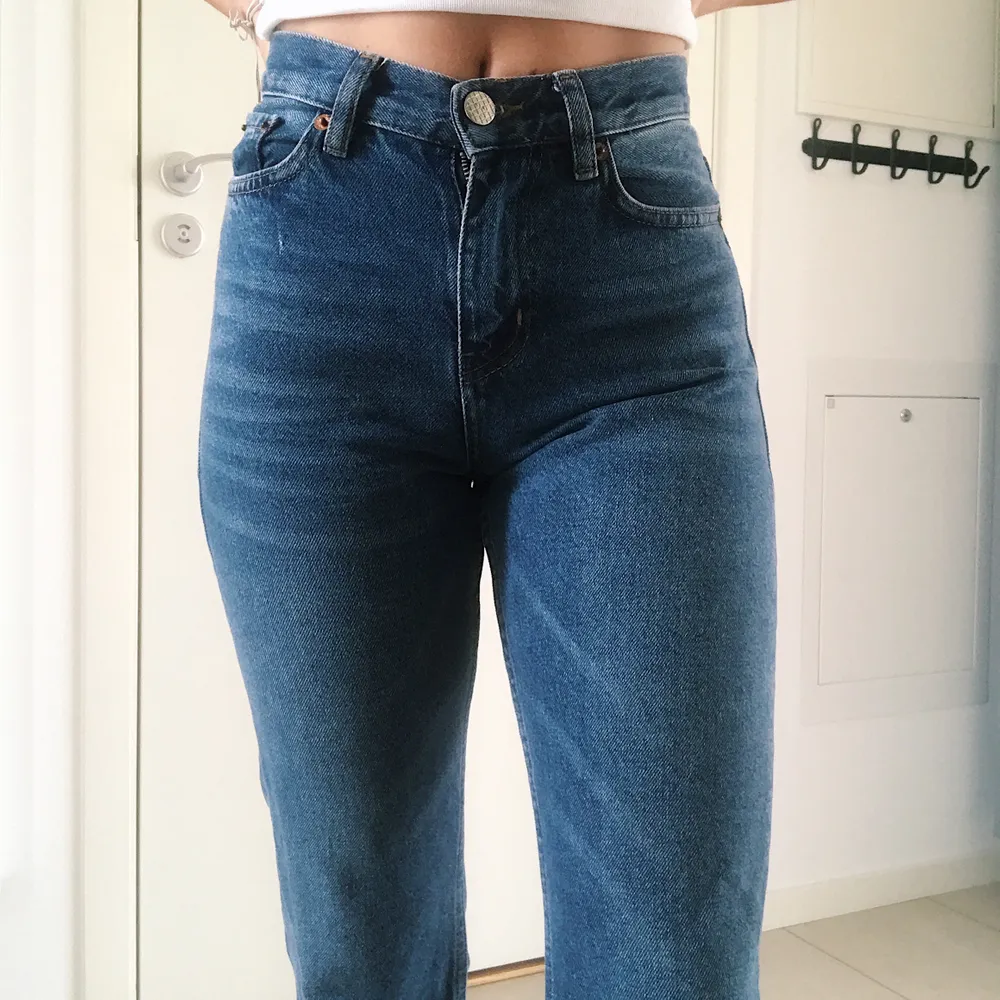 Mellanblå croppade jeans från junkyard!! Säljer då det är alldeles för små för mig som vanligtvis är 34!! Helt oanvände dock har de en liten spricka vid midjan som uppkom när jag provade de första gången. skickar såklart bild till intresserade!!! . Jeans & Byxor.