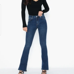 Gina tricot  - Bootcut jeans från gina. Storlek M men det känns mer som S. Säljer pgv att jag har blivit för lång är 170. 