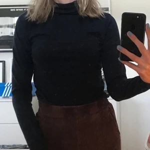 Svart croppad polo tröja  - Säljer denna svarta polo tröja som är lite croppad. Okänd märke och passar en som har S.