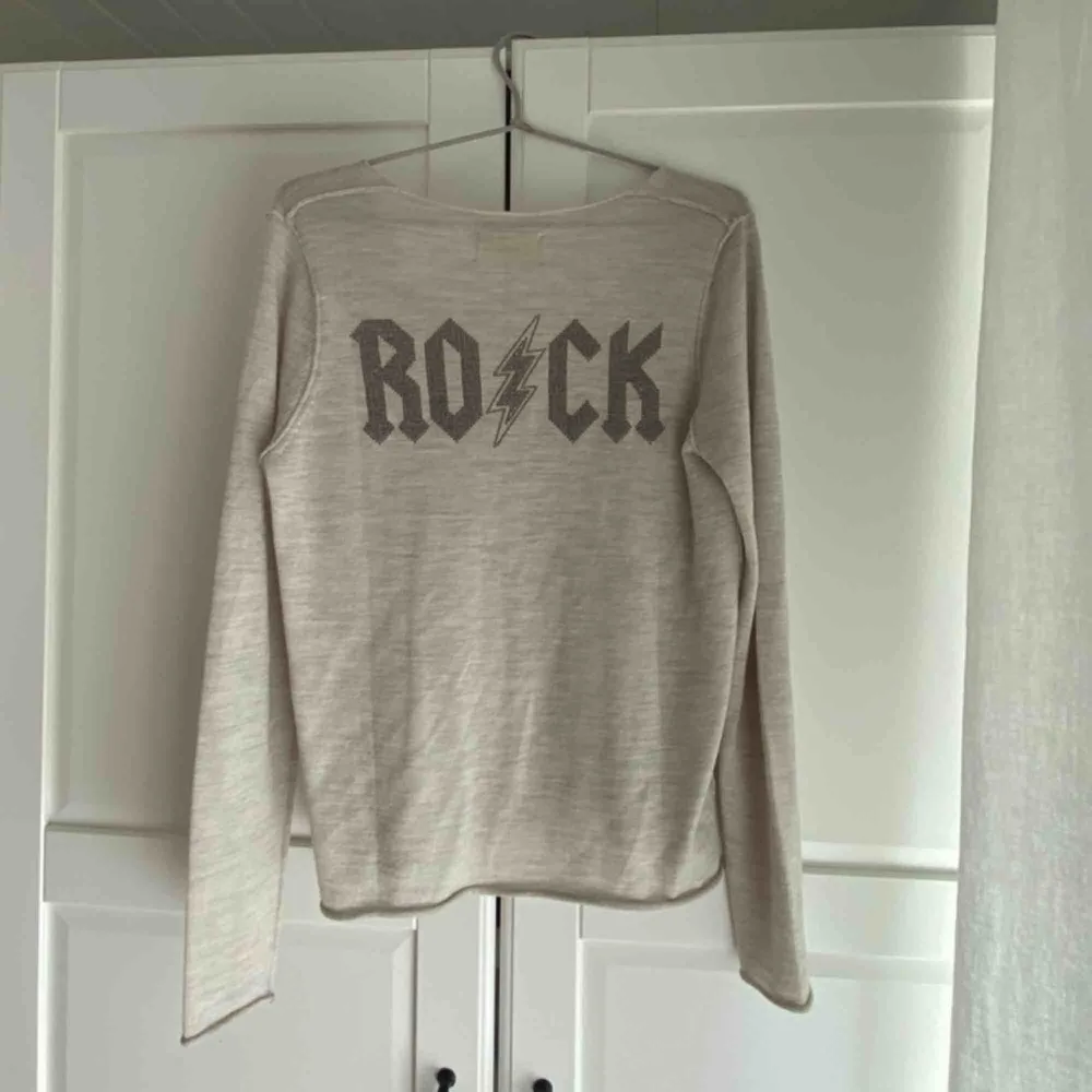Fin tröja från Zadig💕 v-ringad och ”rock” skrivet på ryggen med stenar. Säljer då den tyvärr inte är min stil, men jättefint skick! köparen står för frakt✨ passar alla storlekar beroende på hur man vill att den ska sitta!. Skjortor.