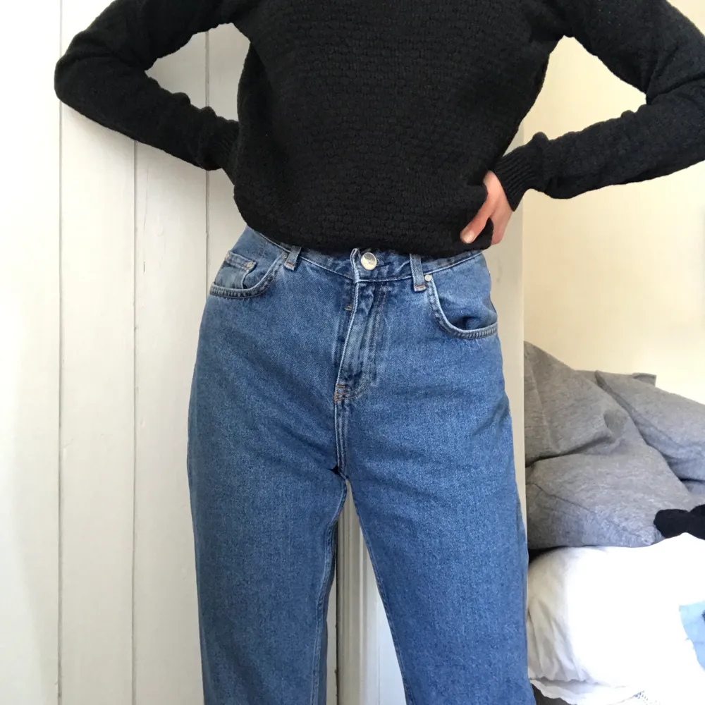 Ett par jeans från Never Denim i storlek S! Nästan aldrig använda, säljes då de är för stora i midjan på mig. . Jeans & Byxor.