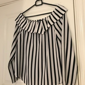 Randig blus - Blus/topp från ginatricot. Går att använda både som off-shoulder och som vanlig blus. Från ginatricot i storlek 34. Pris 40 kr eller bud. 