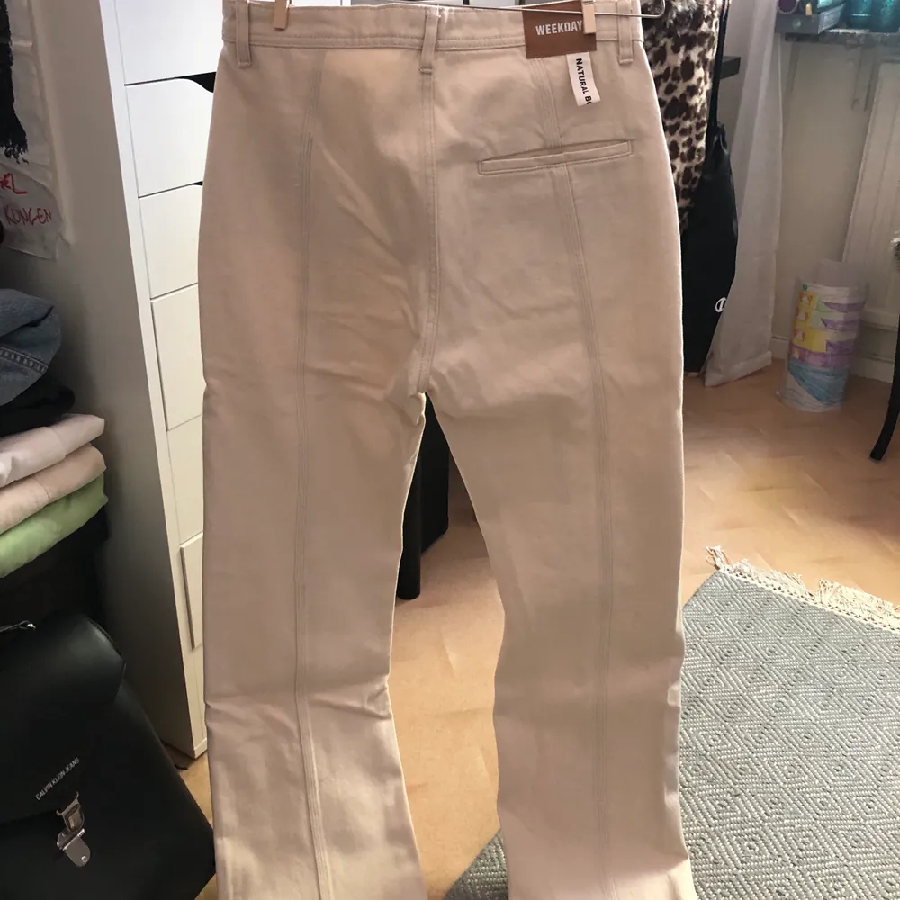 Säljer dessa helt oanvända beiga jeans från weekdays natural born human kollektion!✨ De är i strl 40 men de är rätt så små i storlek, därför säljer jag dom! Köparen står för frakt💞. Jeans & Byxor.